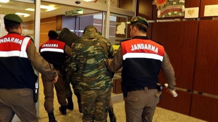 Στο δικαστήριο της Αδριανούπολης οδηγούνται οι δύο Έλληνες στρατιωτικοί- ΤΩΡΑ