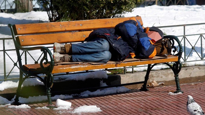 Διευκρινίσεις του υπουργείου Εργασίας: Επίδομα ανεργίας δικαιούνται και οι άστεγοι