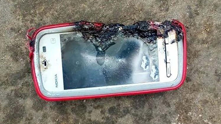 Φρικτός θάνατος για 18χρονη – Την σκότωσε το κινητό της το οποίο εξερράγη ενώ μιλούσε