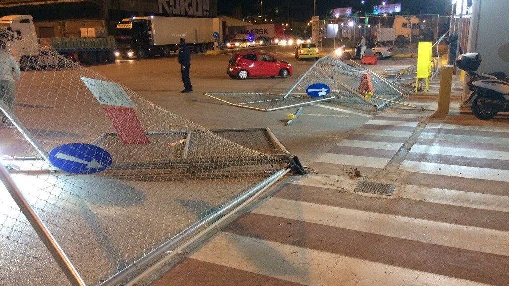 Μέλη του ΠΑΜΕ προκάλεσαν σοβαρές ζημιές στην περίφραξη των λιμενικών εγκαταστάσεων του ΟΛΠ – ΦΩΤΟ