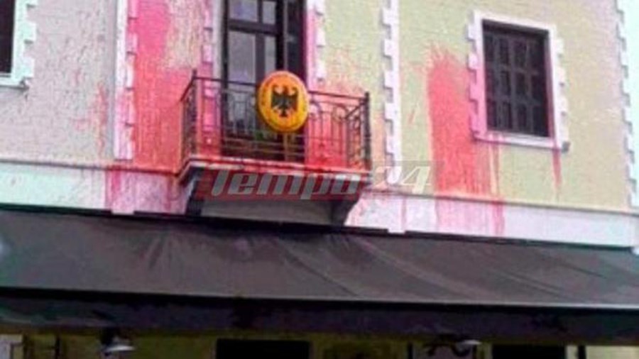 Αντιεξουσιαστές έριξαν κόκκινη μπογιά και έγραψαν συνθήματα στο Γερμανικό Προξενείο στην Πάτρα  – ΦΩΤΟ