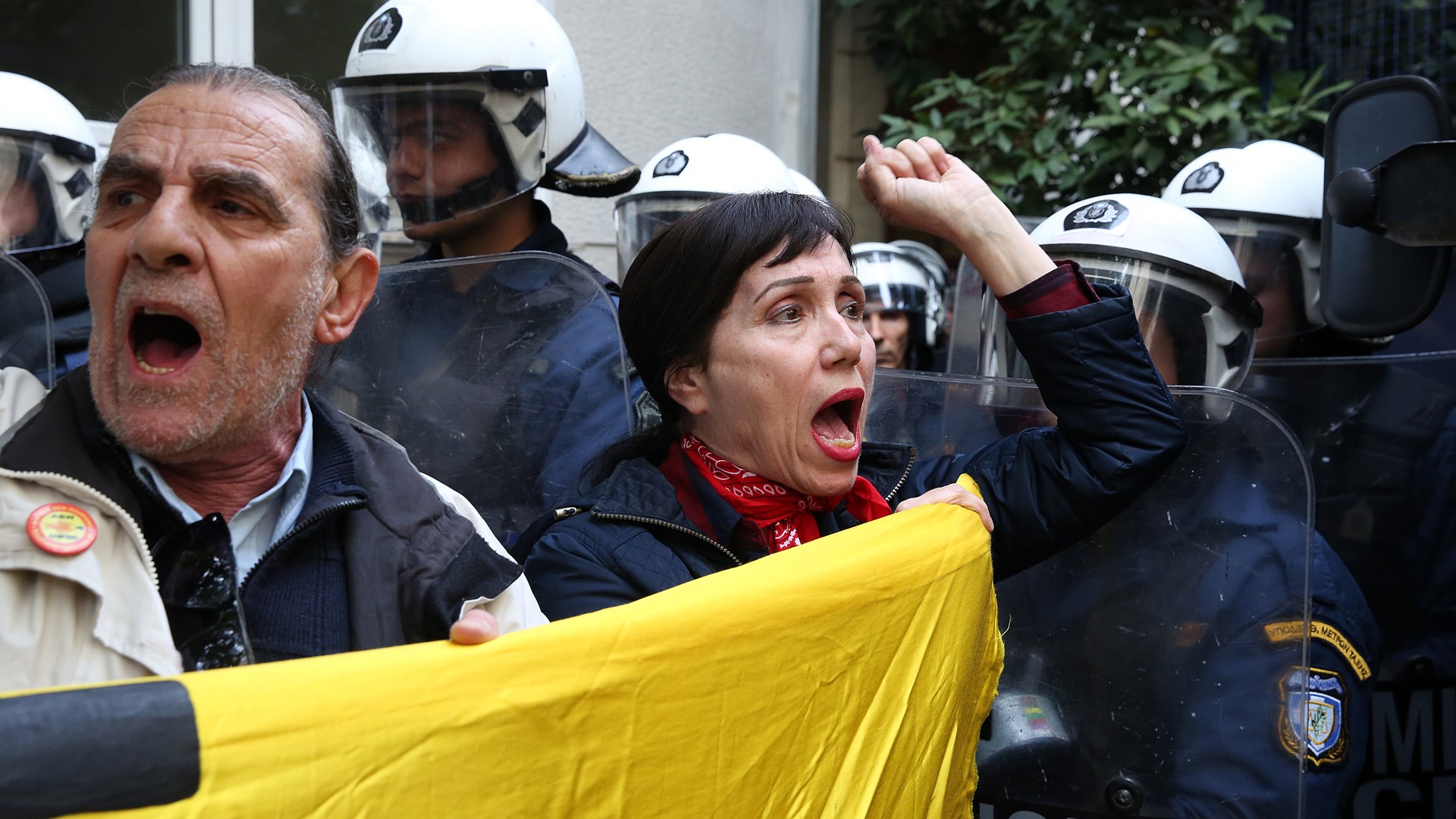 Ξύλο και χημικά για ακόμη μία φορά στους πλειστηριασμούς – Επεισόδια μεταξύ ΜΑΤ-διαδηλωτών σε συμβολαιογραφείο στη Σκουφά