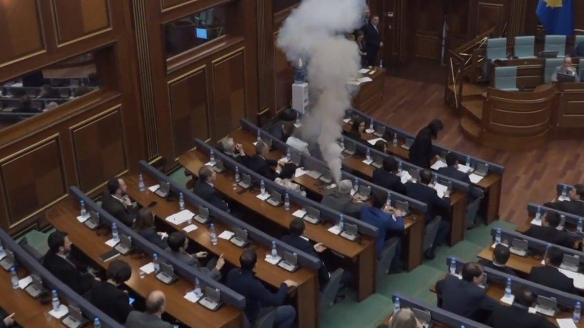 Χάος στη Βουλή του Κοσόβου – Βροχή από δακρυγόνα και σκηνές ροκ – ΒΙΝΤΕΟ