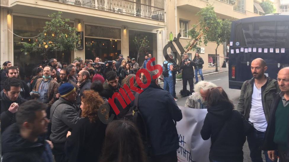 Νέες εικόνες από τα επεισόδια έξω από το συμβολαιογραφικό γραφείο στη Σκουφά – ΦΩΤΟ