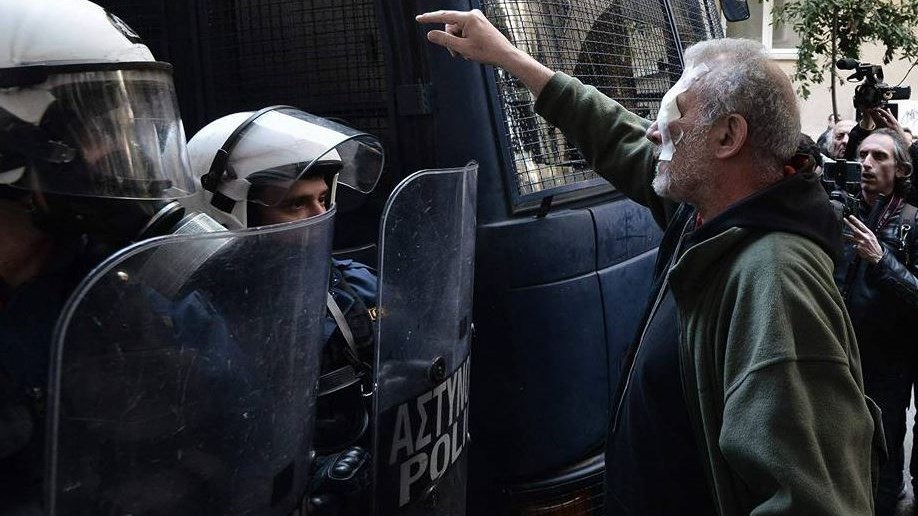 Δημοσιογράφος του ΣΚΑΪ καταγγέλλει επίθεση με χημικά στο πρόσωπο του στα επεισόδια σε συμβολαιογραφείο στη Σκουφά