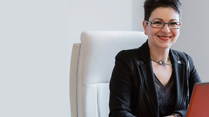 Σύζυγος Στουρνάρα: Αν δεν με καλέσουν να καταθέσω στην Εξεταστική, τότε φοβούνται την αλήθεια