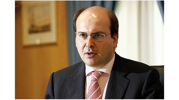 Καταγγελίες Χατζηδάκη: Φωτογραφικοί διαγωνισμοί και υπερτιμολογήσεις στα έργα οδοφωτισμού των Δήμων