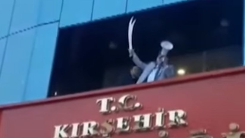 Κυβερνήτης του Ερντογάν κραδαίνει το γιαταγάνι και παραληρεί: Με τη βοήθεια του Αλλάχ θα κατακτήσουμε την Ιερουσαλήμ – ΒΙΝΤΕΟ