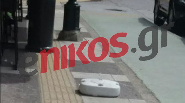 Μπλόκαραν τον δρόμο στους τυφλούς για να πιουν με άνεση τον καφέ οι πελάτες τους- ΦΩΤΟ αναγνώστη