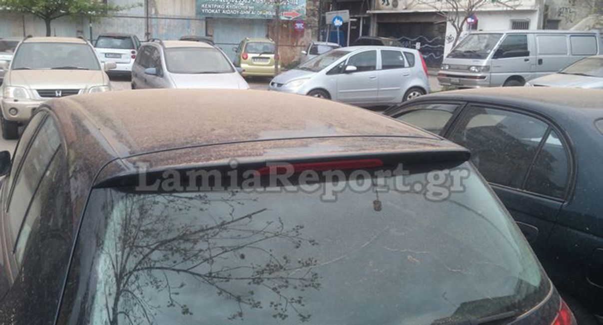 Αγνώριστα τα αυτοκίνητα στη Λάρισα από τη λασποβροχή- Εντυπωσιακές ΦΩΤΟ