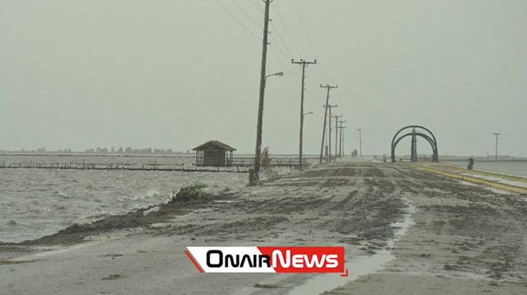 Σφοδροί άνεμοι σαρώνουν το Μεσολόγγι – Σε ισχύ περιορισμός κυκλοφορίας οχημάτων στη Γέφυρα Ρίου-Αντιρρίου – ΦΩΤΟ
