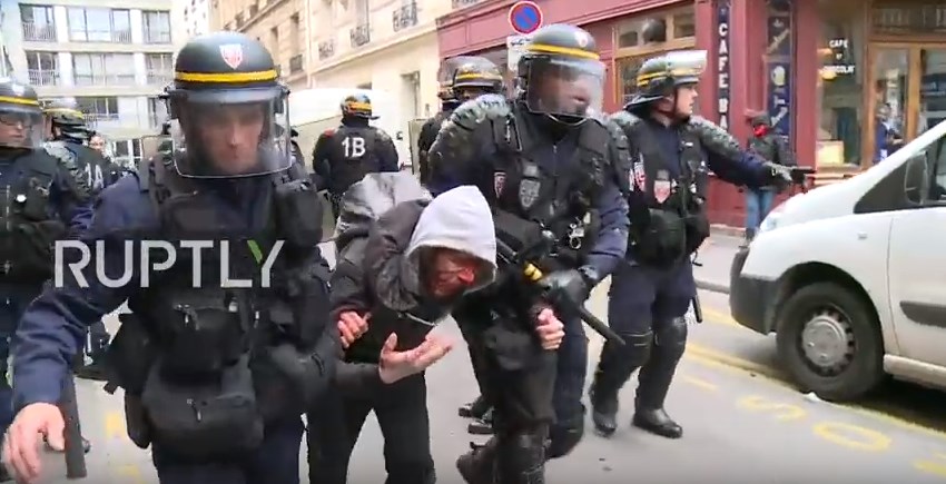 Στους δρόμους οι Γάλλοι – Χημικά και συγκρούσεις με την αστυνομία – Δείτε live εικόνα