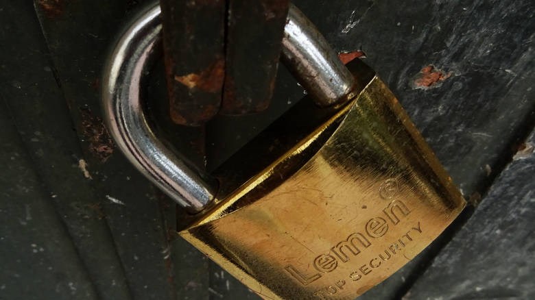 «Λουκέτο» σε παράνομη Μονάδα Φροντίδας Υγείας στο Λόφο Σκουζέ – Σοκ για τις άθλιες συνθήκες διαβίωσης