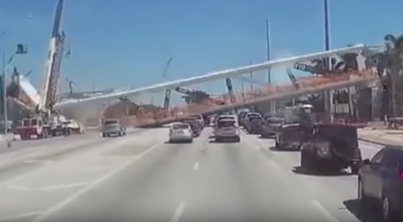 Η στιγμή της κατάρρευσης της πεζογέφυρας όπως την κατέγραψε οδηγός – ΒΙΝΤΕΟ