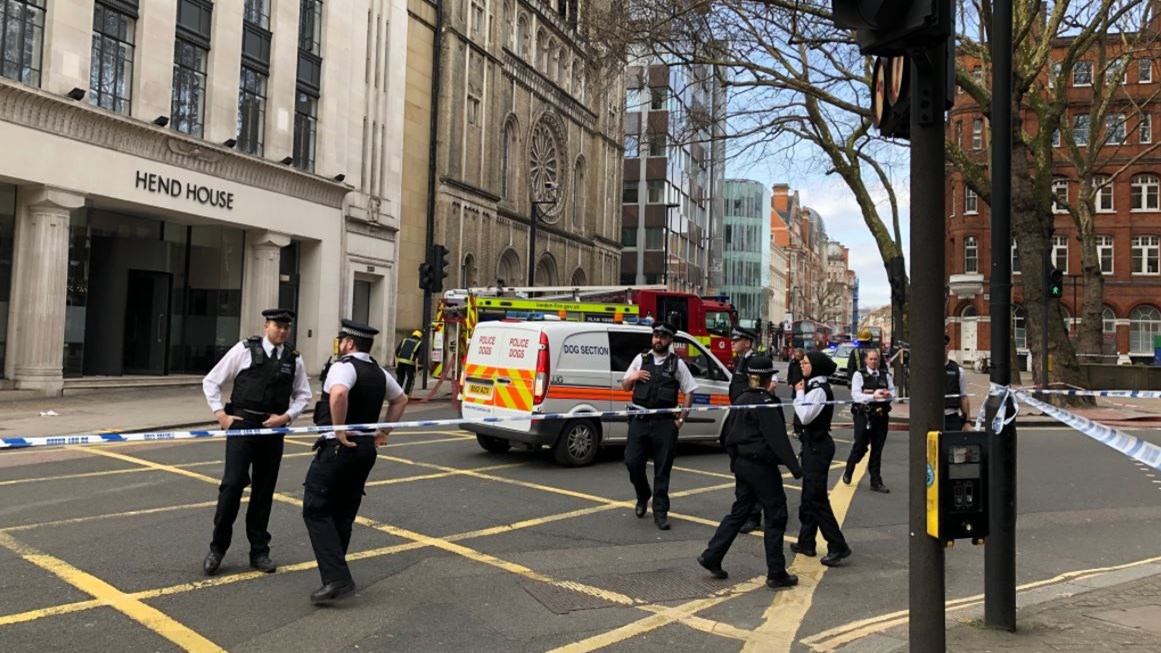 Ύποπτο πακέτο έξω από τα γραφεία της εταιρείας στο Λονδίνο που πυροδότησε το FACEBOOKgate – ΤΩΡΑ