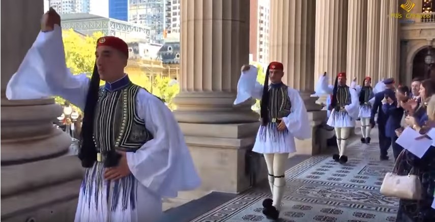 Ρίγη συγκίνησης προκάλεσαν οι Εύζωνες στην Αυστραλία- ΒΙΝΤΕΟ