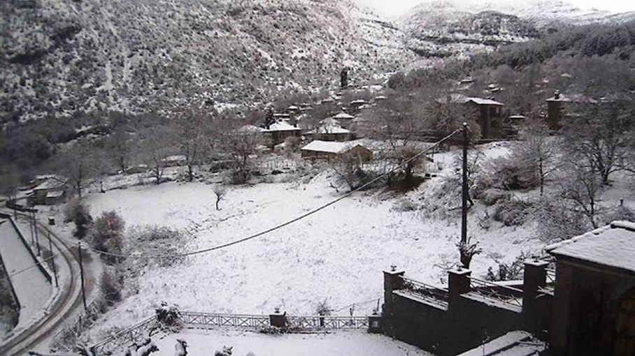 Ο καιρός τρελάθηκε- Στην Κρήτη έχει 35°C και στο Μέτσοβο… χιονίζει- ΦΩΤΟ