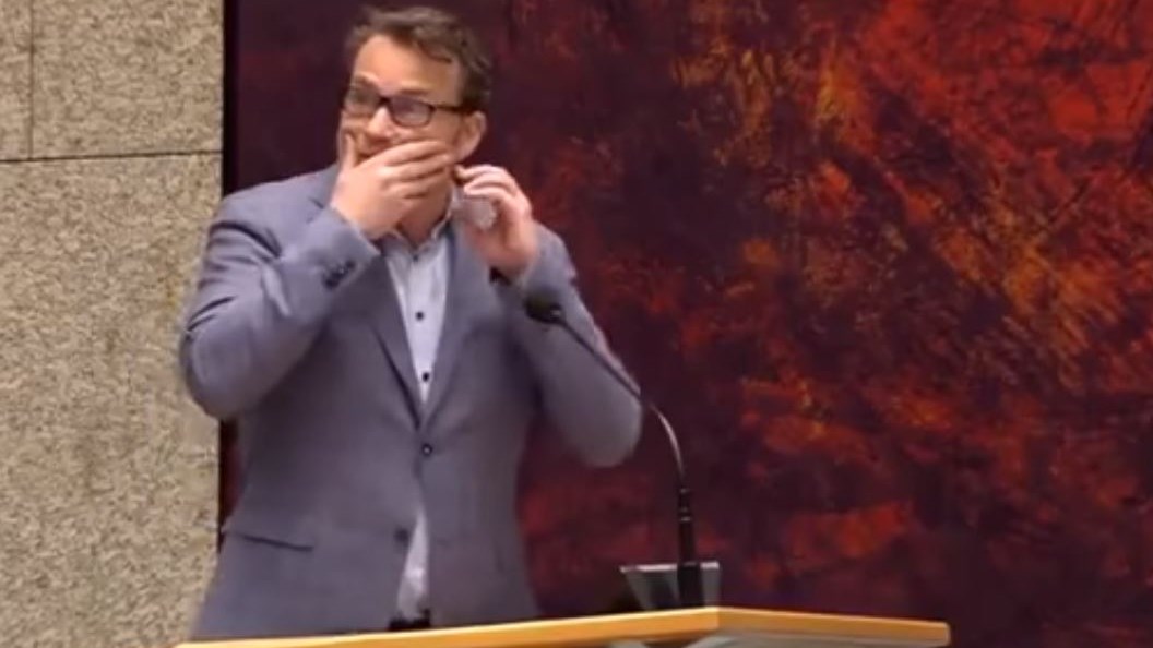 ΒΙΝΤΕΟ -σοκ: Η στιγμή της απόπειρας αυτοκτονίας ενός άνδρα μέσα στο ολλανδικό κοινοβούλιο