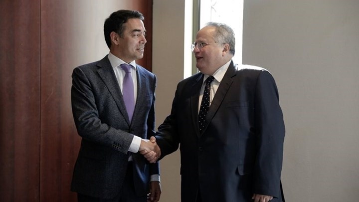 Ως “Δημοκρατία της Μακεδονίας” υποδέχθηκαν οι Σκοπιανοί τον Κοτζιά- Η… σφραγίδα που “έπεσε” από πάνω για να διορθωθούν “τα κακώς κείμενα”