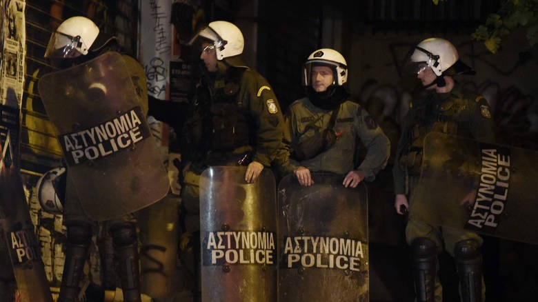 Μεθυσμένος επιτέθηκε με μπουνιές και κλωτσιές σε άνδρες των ΜΑΤ έξω από τα γραφεία του ΠΑΣΟΚ