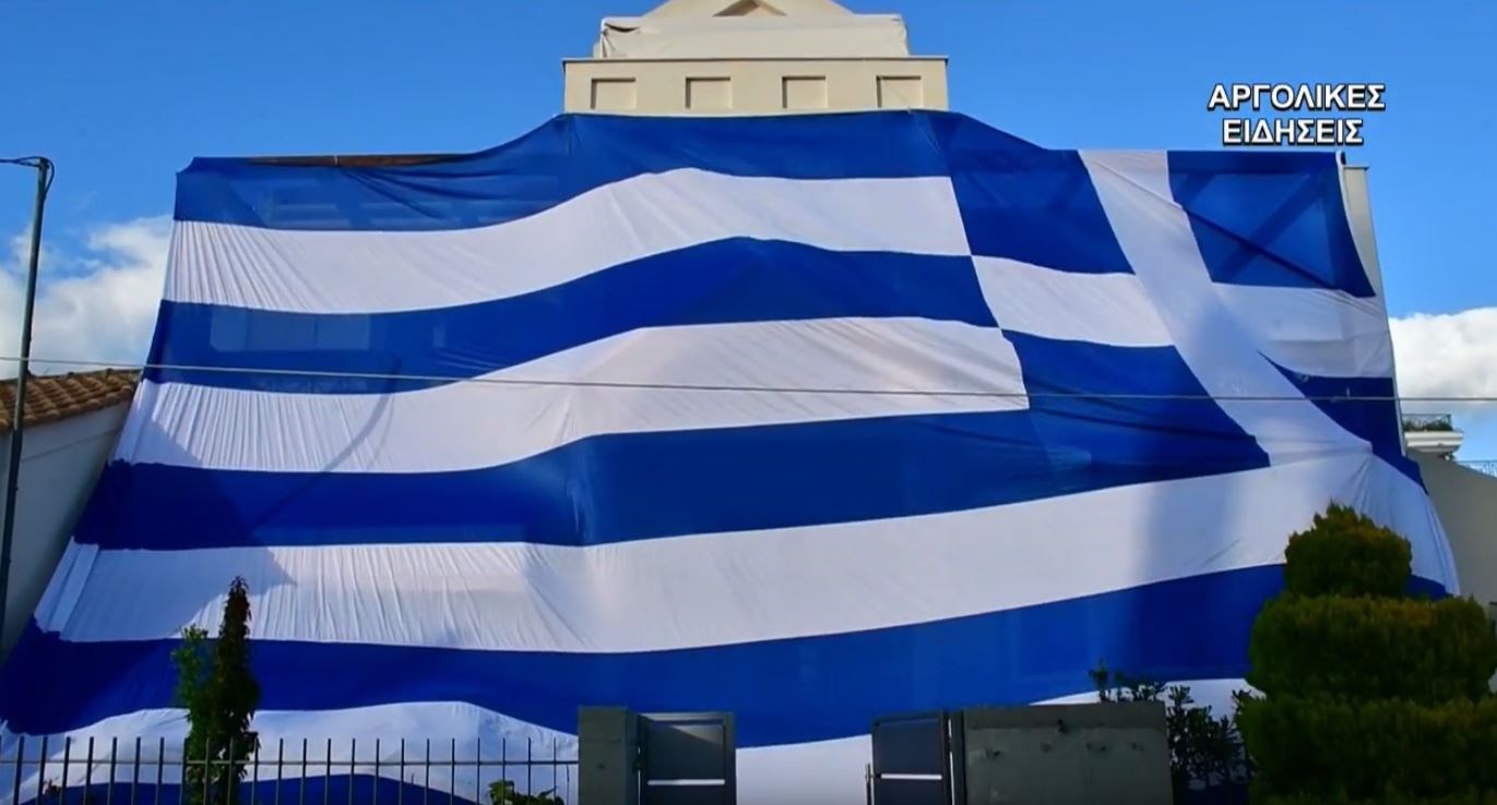 Ούτε ένα, ούτε δύο, αλλά 140 τ.μ είναι η σημαία που έβαλε στο σπίτι του σε ένδειξη διαμαρτυρίας για τους στρατιωτικούς – ΒΙΝΤΕΟ