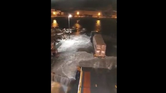 Τα κύματα σαρώνουν τις Κυκλάδες – Εντυπωσιακό ΒΙΝΤΕΟ