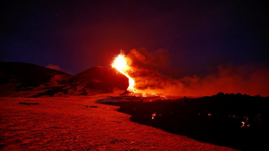 Το ηφαίστειο της Αίτνας «γλιστράει» αργά αλλά σταθερά προς τη θάλασσα