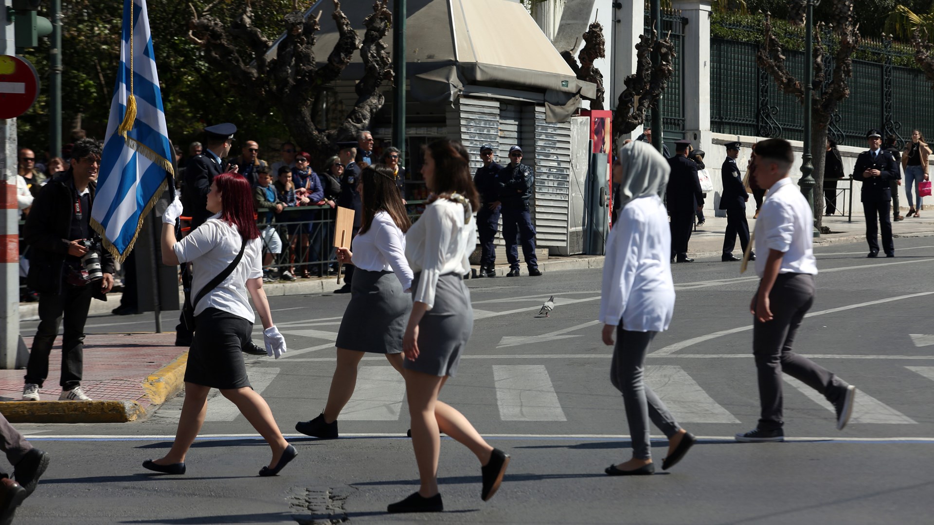 Συγκινημένα τα παιδιά μεταναστών και προσφύγων που συμμετείχαν στη μαθητική παρέλαση της Αθήνας  – ΒΙΝΤΕΟ