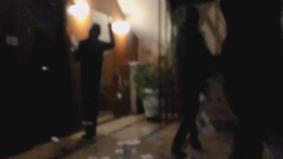 Βίντεο – ντοκουμέντο από την επίθεση κουκουλοφόρων σε δικηγορικά γραφεία