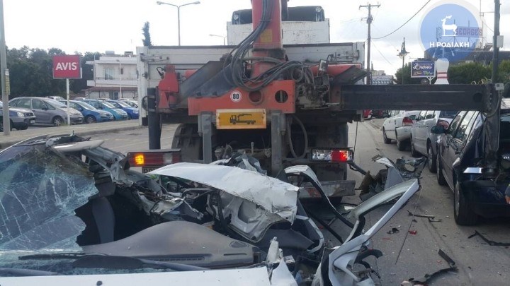Φορτηγό «θέρισε» εννέα σταθμευμένα οχήματα στη Ρόδο – ΦΩΤΟ – ΒΙΝΤΕΟ