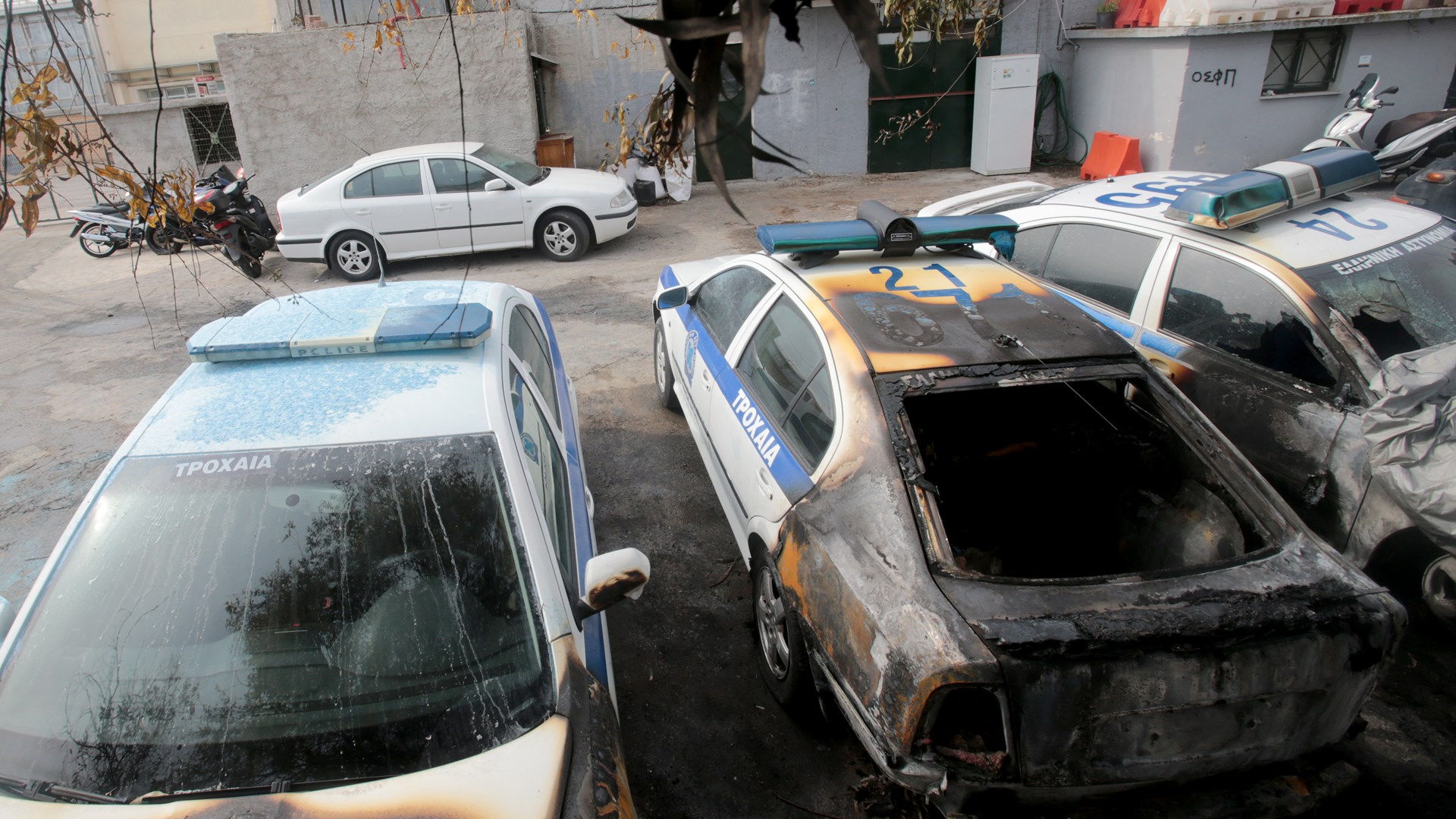 ΦΩΤΟ από τα καμένα περιπολικά στο Περιστέρι