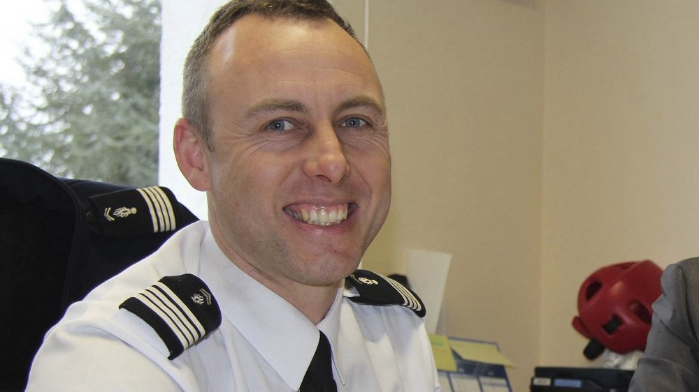 Συγκλονίζει η ιστορία του ήρωα αστυνομικού της Τρεμπ – Παντρεύτηκε στο νοσοκομείο λίγο πριν ξεψυχήσει