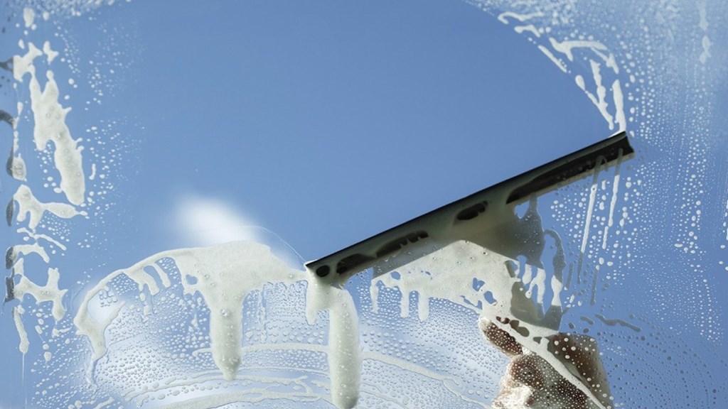 Πέντε λάθη που κάνετε όταν καθαρίζετε τα τζάμια του σπιτιού σας