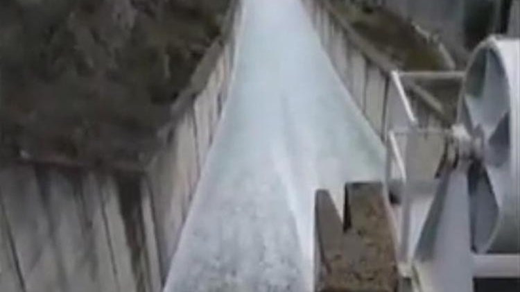 Εντυπωσιακές εικόνες από το φράγμα των Κρεμαστών- Τέθηκε σε λειτουργία ο υπεχειλιστής – ΒΙΝΤΕΟ