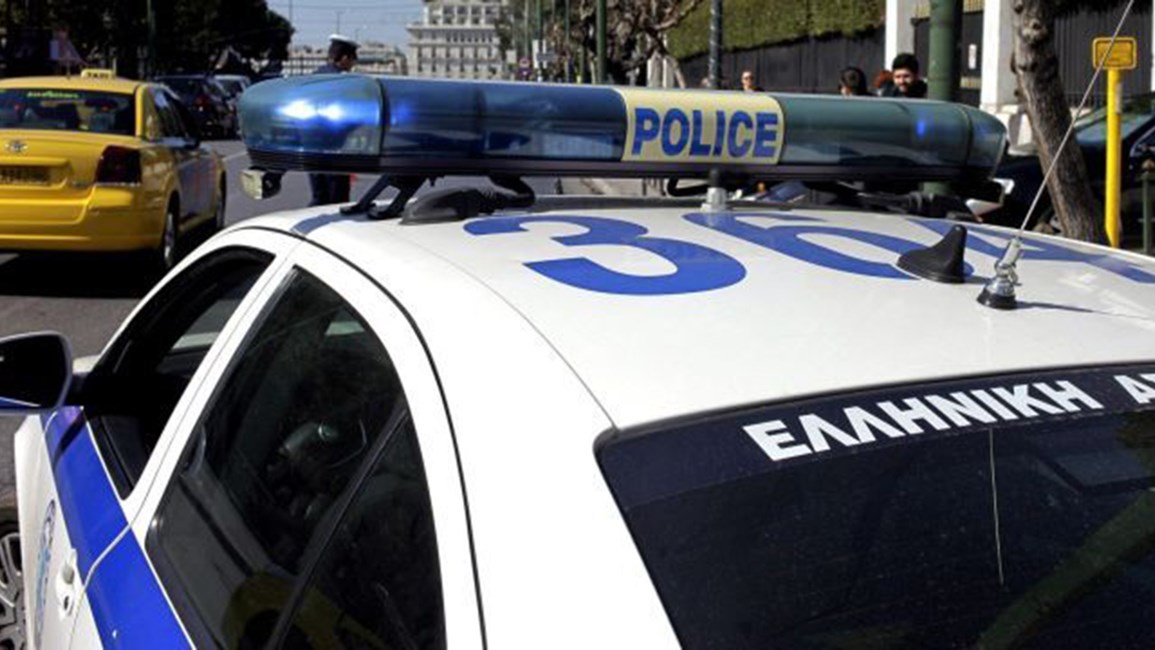 Μπούκαραν με αυτοκίνητο σε ταξιδιωτικό γραφείο και έφυγαν με το χρηματοκιβώτιο- ΒΙΝΤΕΟ