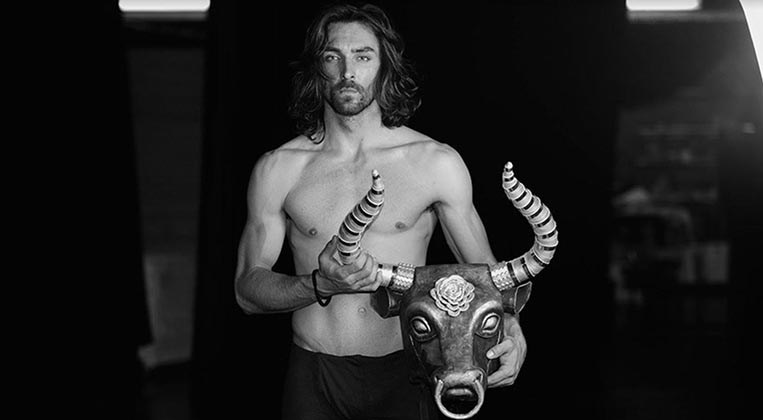 Ο Σβιτάιλο χορογράφος και…Φιλόδωρος στις «Εκκλησιάζουσες» του Ρήγα!