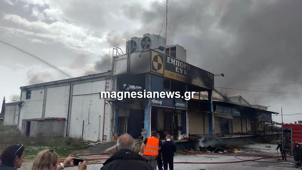 Νέες εικόνες από τη φονική πυρκαγιά σε εργοστάσιο ψυγείων στον Βόλο