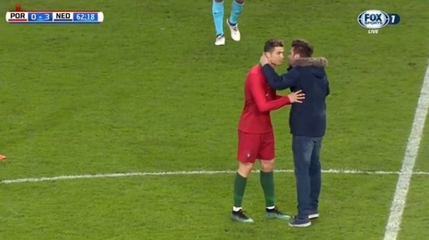 Εισβολή στον αγωνιστικό χώρο για ένα φιλί στον Κριστιάνο Ρονάλντο – ΒΙΝΤΕΟ