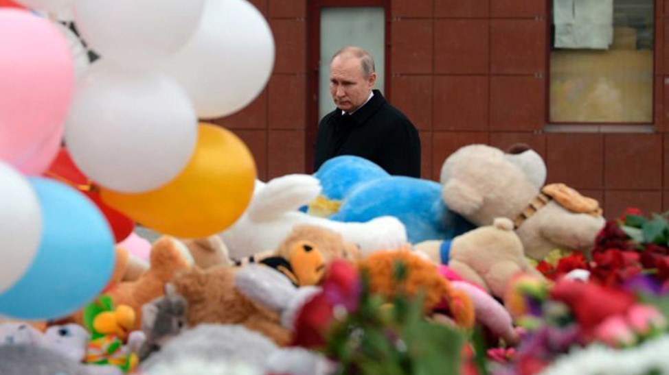 Συγκλονισμένος ο Πούτιν επισκέφθηκε το σημείο της τραγωδίας στη Σιβηρία- ΒΙΝΤΕΟ