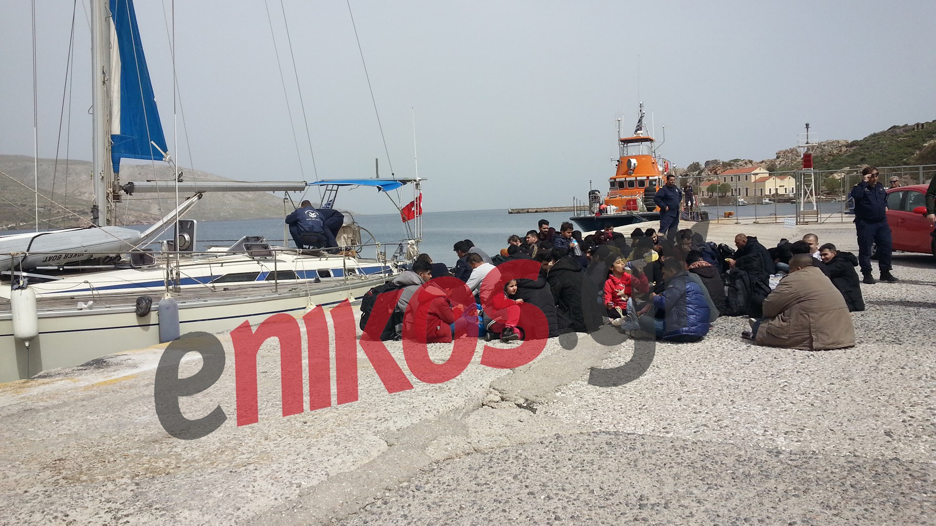 Μόνο στο enikos.gr: “Μπλόκο” σε τουρκικό ιστιοπλοϊκό ανοιχτά της Λέρου – Διακινητές είχαν στοιβάξει στο σκάφος 73 πρόσφυγες – ΦΩΤΟ