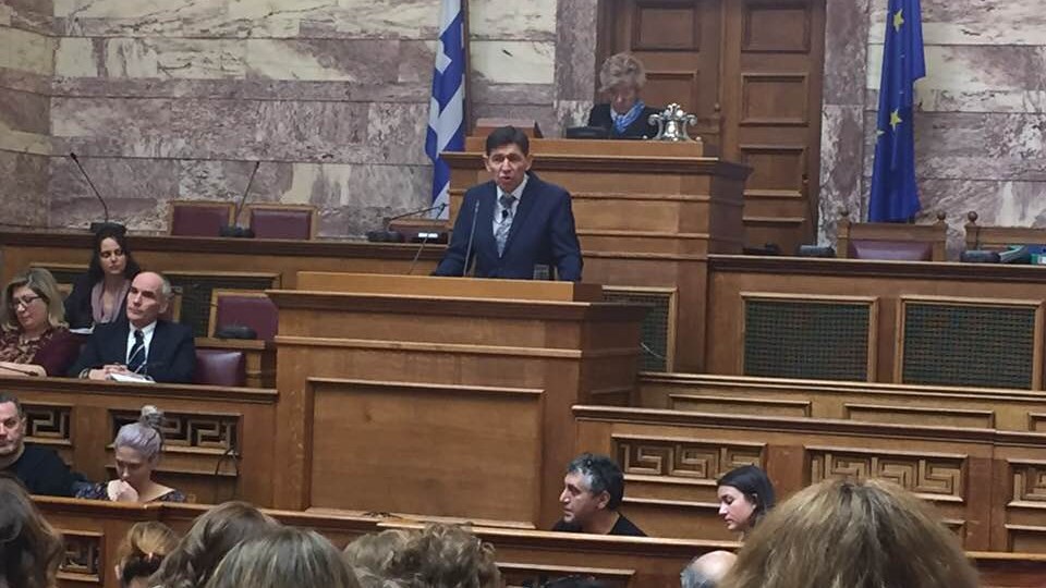 Θέατρο μέσα στη Βουλή – Η παραίτηση του…υπουργού Σκιαδαρέση με θεατή τον Βούτση – ΦΩΤΟ