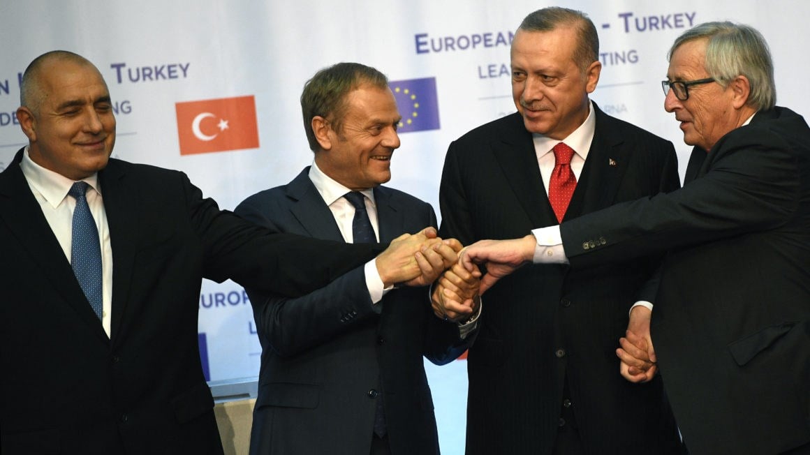 Politico: Οι Ευρωπαίοι προσποιούνται ότι χαίρονται με την Τουρκία