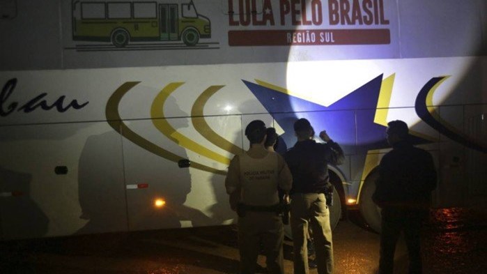 Βραζιλία: Επίθεση κατά της αυτοκινητοπομπής του πρώην προέδρου Λούλα – ΦΩΤΟ