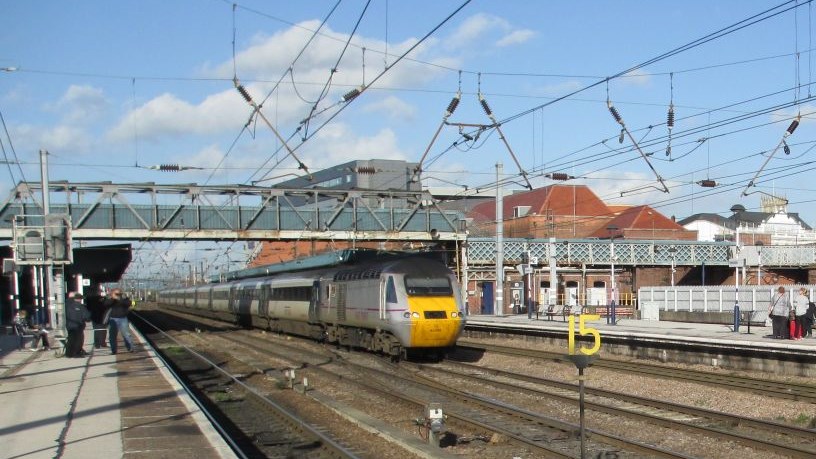 Ερωτευμένοι μέχρι την τελευταία τους ανάσα – Ζευγάρι πήδηξε αγκαλιασμένο μπροστά σε τρένο