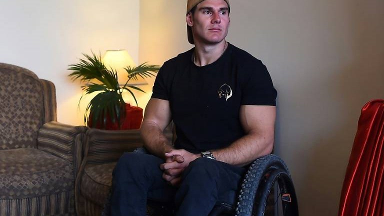 Η δύναμη της ανθρώπινης θέλησης – 28χρονος παραπληγικός ανέβηκε με τα χέρια στο Έβερεστ – ΒΙΝΤΕΟ