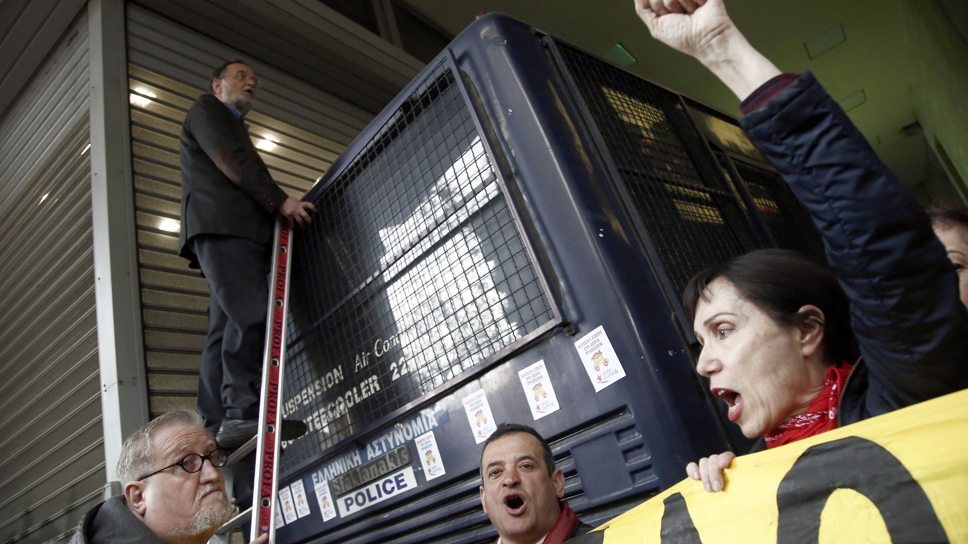 Ο Λαφαζάνης, η σκάλα, η κλούβα των ΜΑΤ και τα τραγούδια του Νότη Σφακιανάκη…στη διαπασών – ΦΩΤΟ