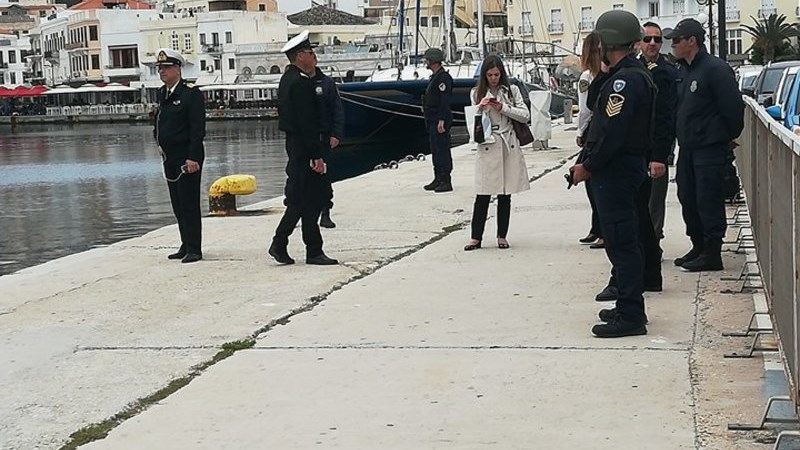 Ελέγχεται ύποπτο πλοίο για λαθραία τσιγάρα στη Σύρο – ΦΩΤΟ