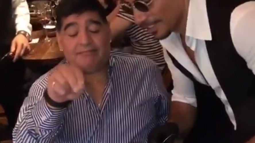 Ο Μαραντόνα έγινε σεφ – Δείτε πώς μιμείται τον Νουσρέτ – ΒΙΝΤΕΟ