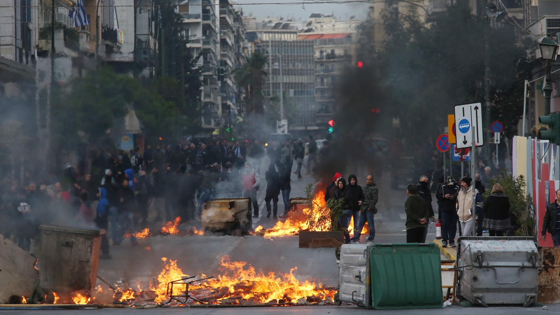Νέες φωτογραφίες από τα επεισόδια στον Πειραιά – ΦΩΤΟ