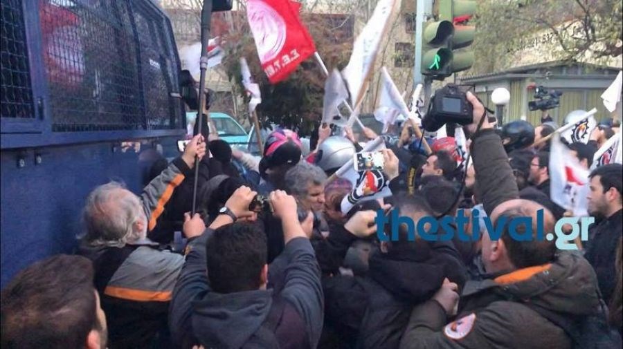 ΒΙΝΤΕΟ από τα επεισόδια έξω από το ξενοδοχείο που θα μιλήσει ο Πρωθυπουργός στη Θεσσαλονίκη